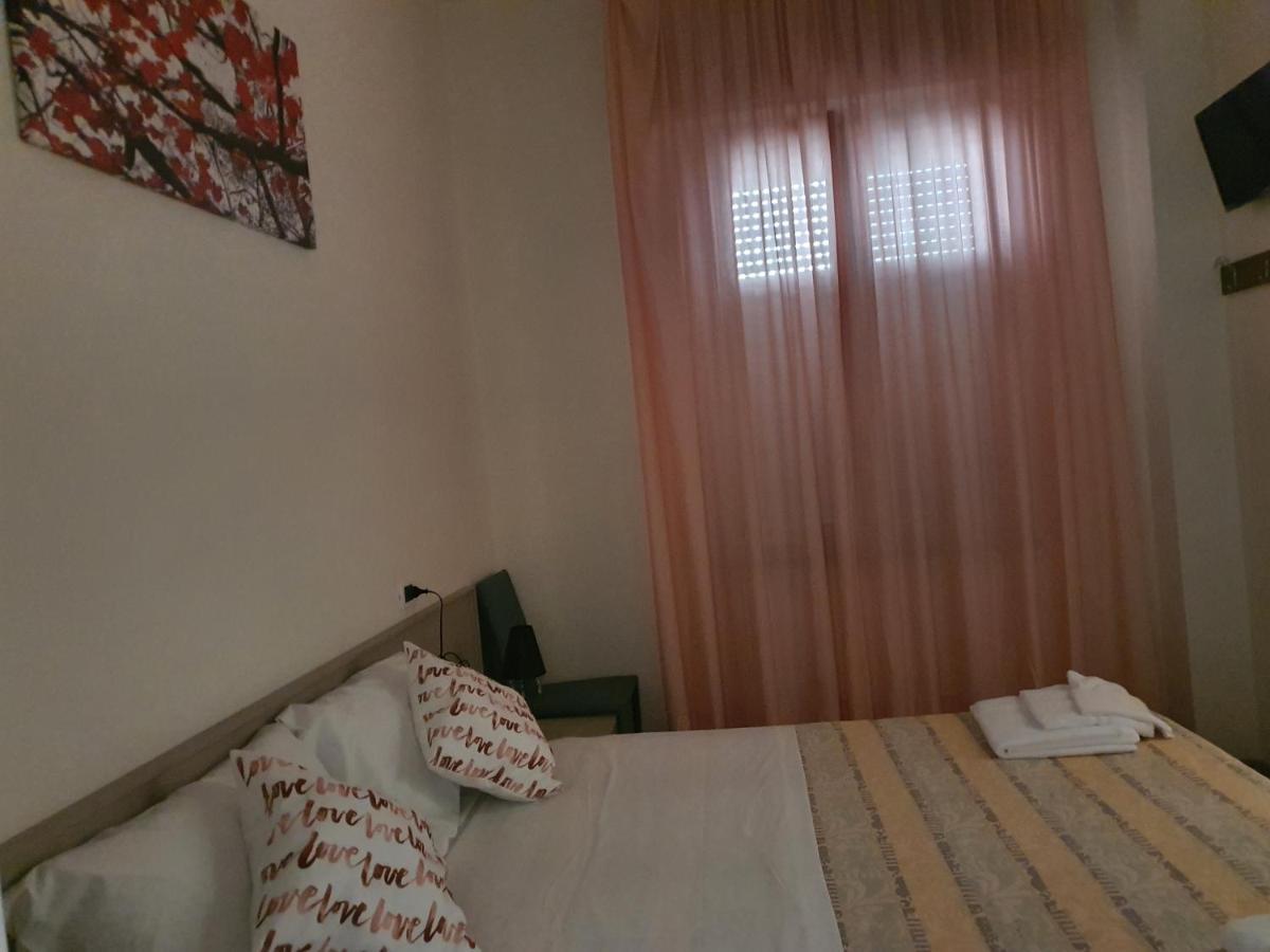 Hotel Bologna Ріміні Екстер'єр фото