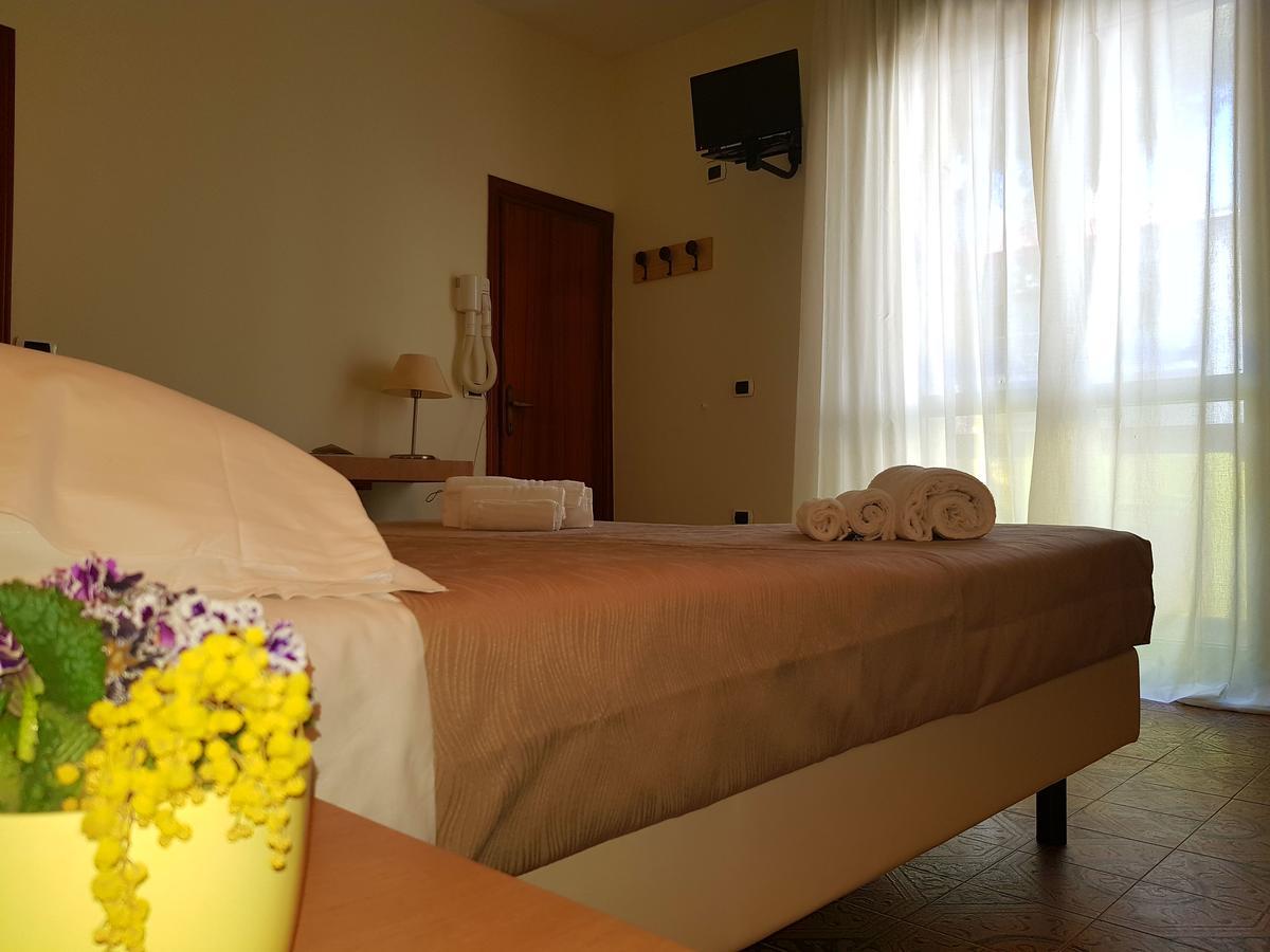 Hotel Bologna Ріміні Екстер'єр фото