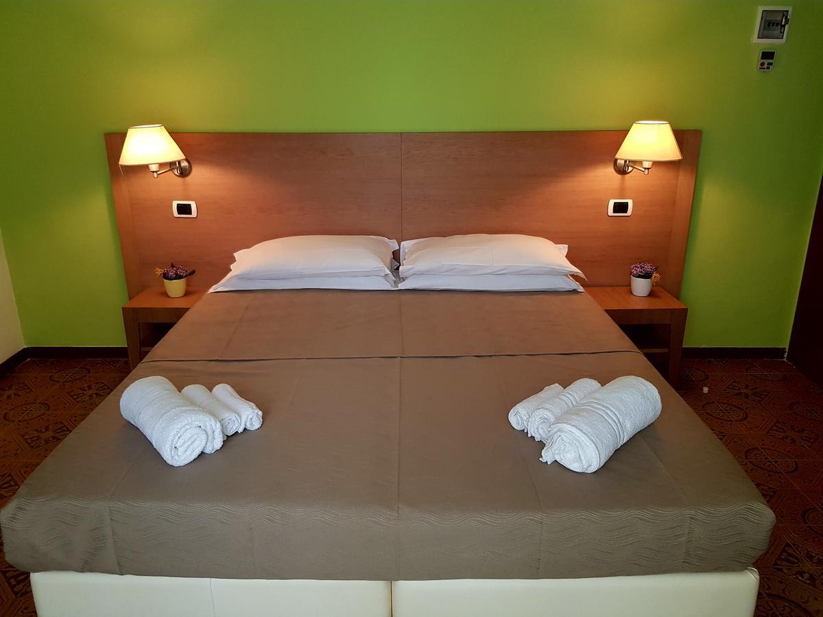 Hotel Bologna Ріміні Екстер'єр фото