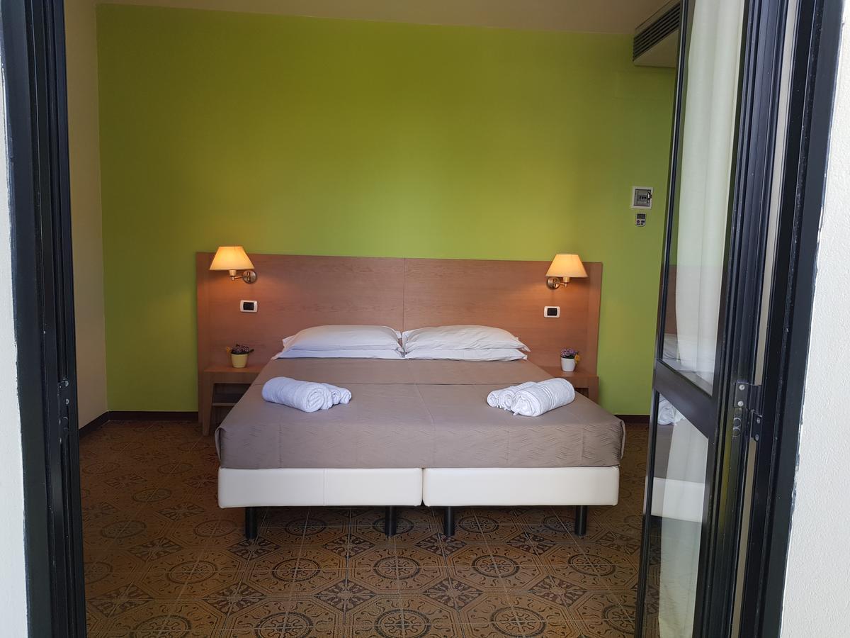 Hotel Bologna Ріміні Екстер'єр фото